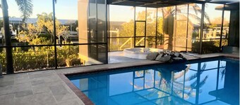Waterfront Oak Retreat, Renovated Pool, Spa/Dock/2 King BR, kayaks/Pet-Welcome