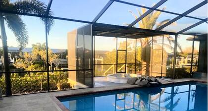 Waterfront Oak Retreat, Renovated Pool, Spa/Dock/2 King BR, kayaks/Pet-Welcome