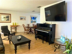 TV connectée, baby-foot, livres, chaîne hi-fi