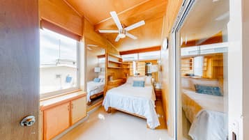 2 bedrooms, iron/ironing board, Internet, bed sheets