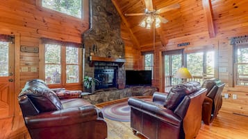 Télévision, cheminée, baby-foot, livres