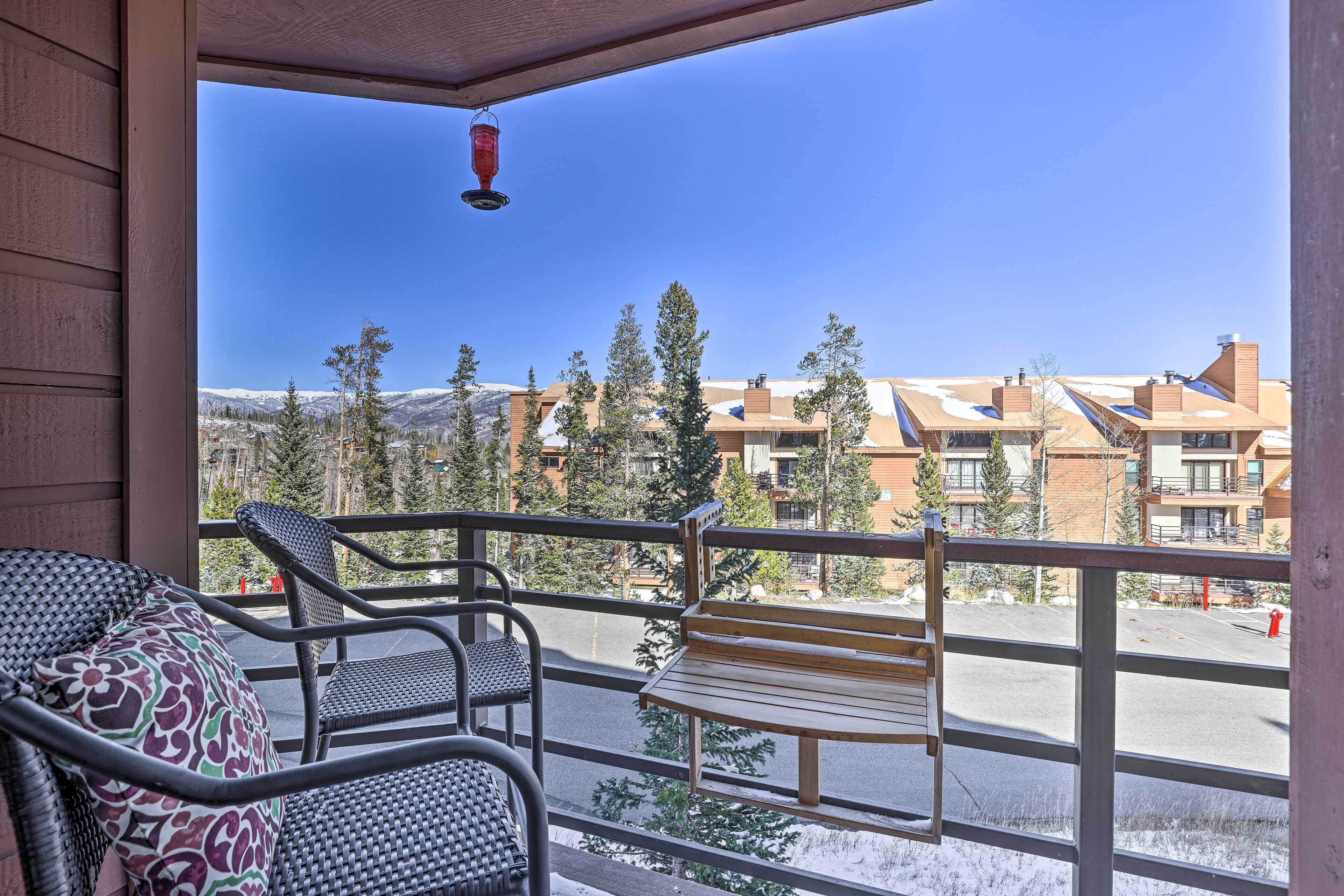 Silverthorne Condo w/ Private Balcony & Fireplace!