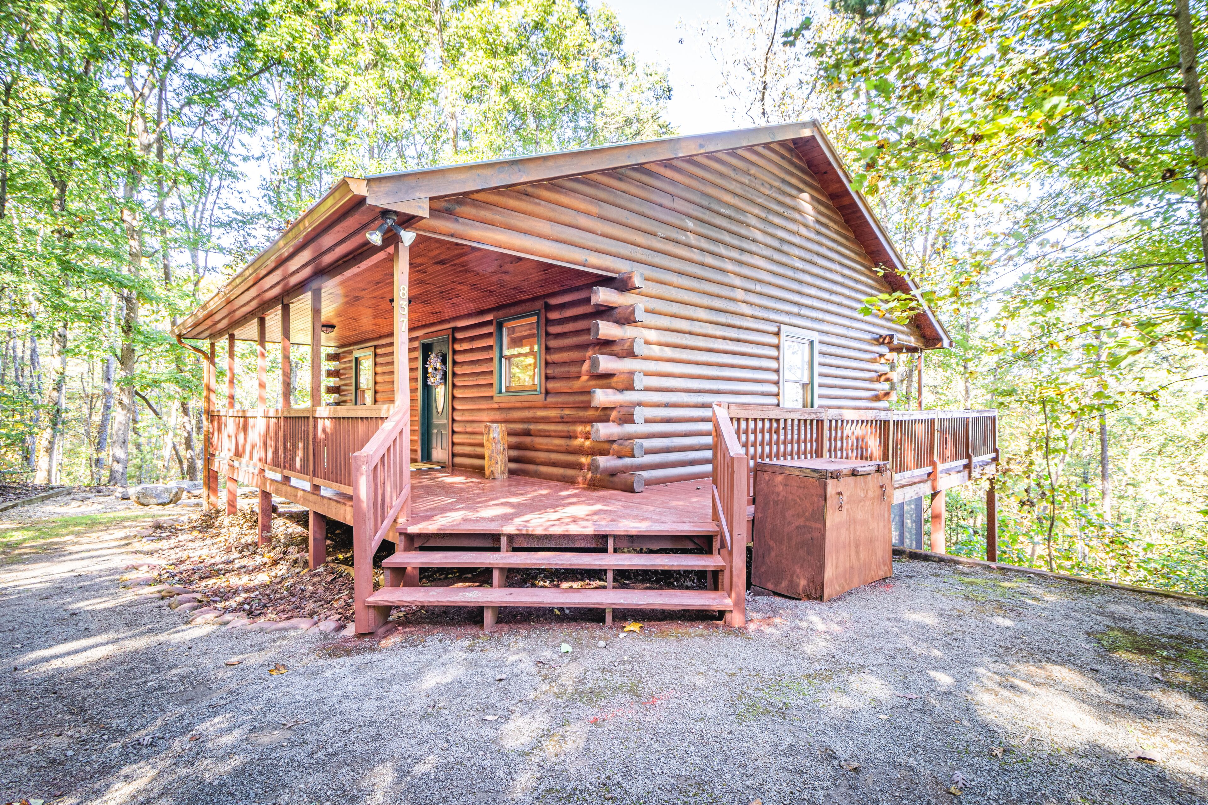 Dog-Friendly Log Cabin with Hot Tub, Fire Pit, and Game Room.