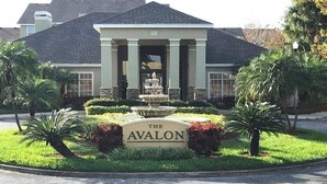Rakennuksen edessä on suihkulähde ja palmuja, ja rakennuksen yläpuolella on kyltti, jossa lukee: ”The Avalon”.