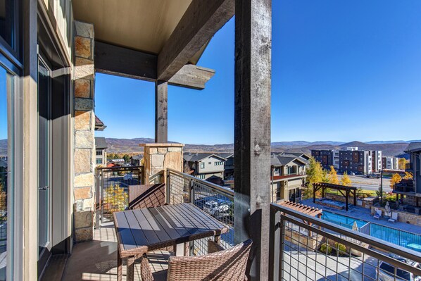 Outdoor dining - Park City Blackstone 3L: Cozy 2BR condo in Canyons Village, sleeps 8 with mountain views. (Park City)