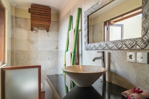 Basic Apartment, 1 King Bed | Bathroom | Shower, free toiletries, hair dryer, bidet