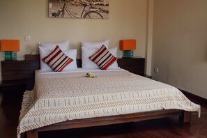 Basic-Apartment, 1 King-Bett | 1 Schlafzimmer, Schreibtisch, laptopgeeigneter Arbeitsplatz, Bettwäsche