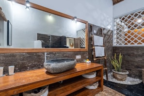 Villa básica, varias camas | Baño | Regadera, secadora de cabello, bidet, toallas