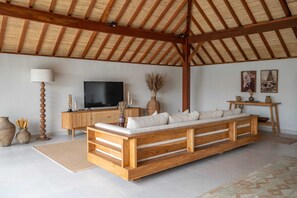 Basic Villa, Multiple Beds | Living area