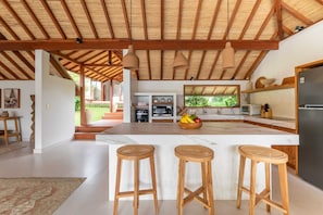Villa, plusieurs lits | Cuisine privée | Réfrigérateur, micro-ondes, four, plaque de cuisson