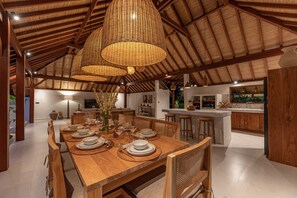 Villa básica, varias camas | Restaurantes