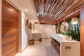 Villa básica, varias camas | Baño | Regadera, secadora de cabello, toallas, jabón 