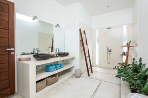 Villa Basic - flera sängar | Badrum | Hårtork, handdukar, tvål och schampo