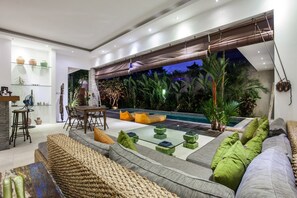 Villa básica, varias camas | Sala de estar | Televisión, servicios de streaming y estéreo 