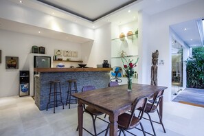 Villa básica, varias camas | Cocina privada | Refrigerador, microondas, parrilla de estufa y cafetera y tetera