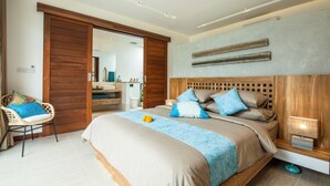 Un dormitorio con una cama grande, cabecera de madera y un armario con puerta corredera.