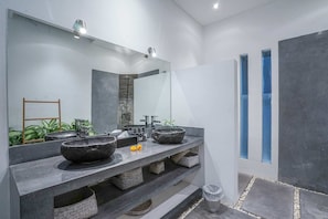 Basic-Villa, Mehrere Betten | Badezimmer | Kostenlose Toilettenartikel, Haartrockner, Bidet, Handtücher