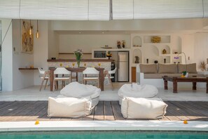 Villa básica, varias camas | Piscina | Una piscina al aire libre