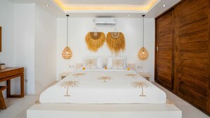 Une chambre moderne avec un grand lit, une armoire en bois et un climatiseur au plafond.