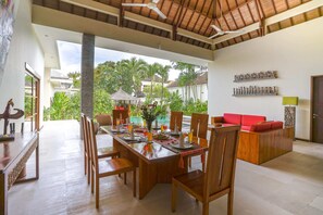 Villa básica, varias camas | Cocina privada | Refrigerador, microondas, horno y parrilla de estufa 