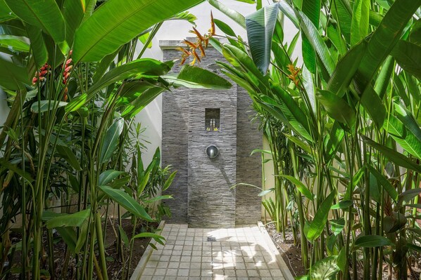 Villa básica, varias camas | Baño | Amenidades de baño gratuitas, secadora de cabello, bidet, toallas 
