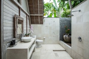 Basic-Villa, Mehrere Betten | Badezimmer