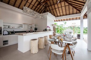 Villa básica, varias camas | Cocina privada | Refrigerador, microondas, horno y parrilla de estufa 