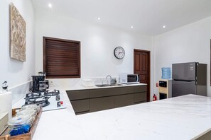 Villa básica, varias camas | Cocina privada | Frigorífico, microondas, placa de cocina y cafetera o tetera