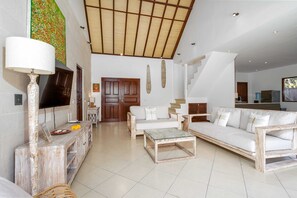 Villa básica, varias camas | Zona de estar | Smart TV de 50 pulgadas con canales digitales