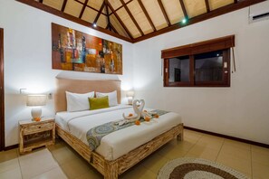 3 bedrooms, in-room safe, laptop workspace, iron/ironing board - Villa Nolan (Canggu)