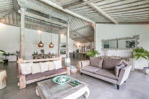 Basic Villa, Multiple Beds | Living room