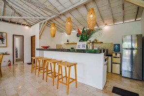 Villa, plusieurs lits | Cuisine privée | Réfrigérateur, micro-ondes, four, plaque de cuisson