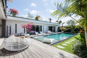 4 bedrooms, in-room safe, desk, laptop workspace - Villa Elisa (Canggu)