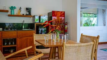 Basic Villa, 1 King Bed | Dining