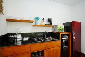 Basic Villa, 1 King Bed | Private kitchen | Fridge, microwave, stovetop, toaster - Villa Pulau I (Pemuteran)
