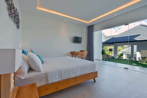 Villa básica, varias camas | 6 habitaciones, caja de seguridad en la habitación y escritorio 