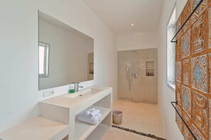 Villa básica, varias camas | Baño | Amenidades de baño gratuitas, secadora de cabello, bidet, toallas 