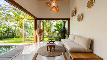 Basic Villa, 1 King Bed | Interior