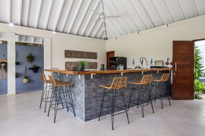 Villa básica, varias camas | Cocina privada | Frigorífico, microondas, horno y placa de cocina