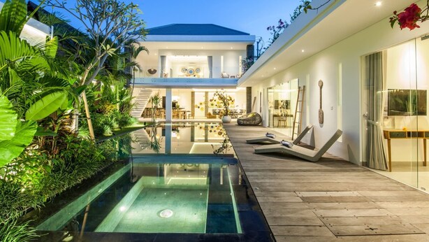 A modern house with a swimming pool, a covered patio, and a well-maintained garden. - Villa Hugo (Canggu)