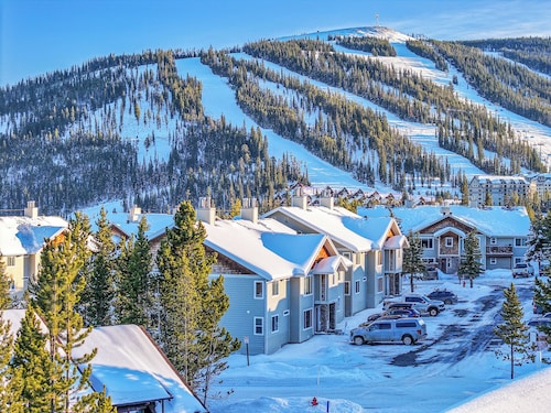 Cozy Condo Located  Minutes from the Biggest Skiing in America