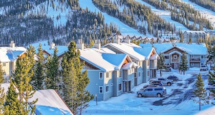 Cozy Condo Located Minutes from the Biggest Skiing in America