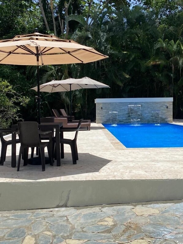 Una piscina al aire libre, una piscina climatizada