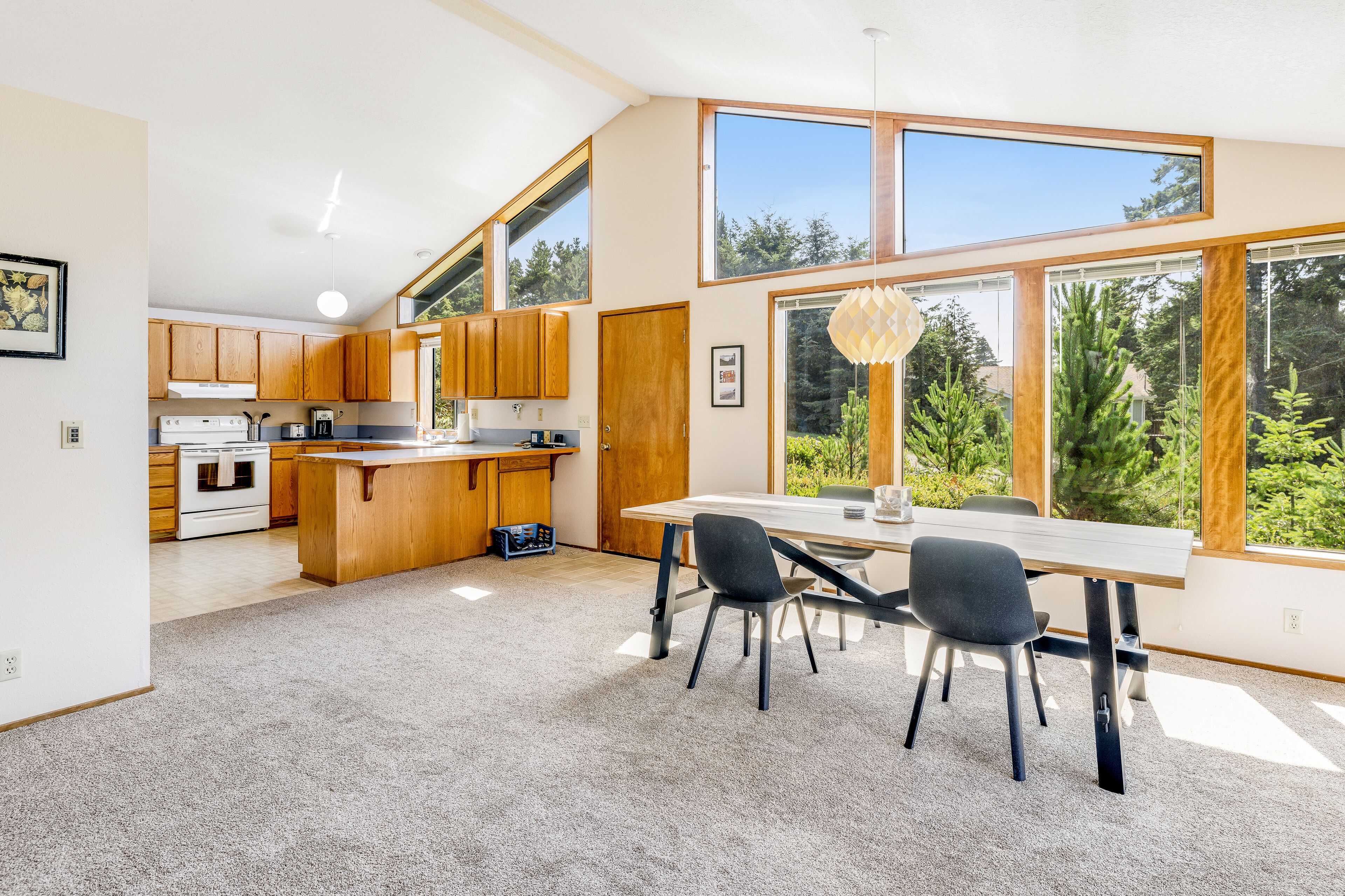 Adorable Coastal Gem Near Town & Beach W/ Free WiFi, Natural Light & Modern Deco