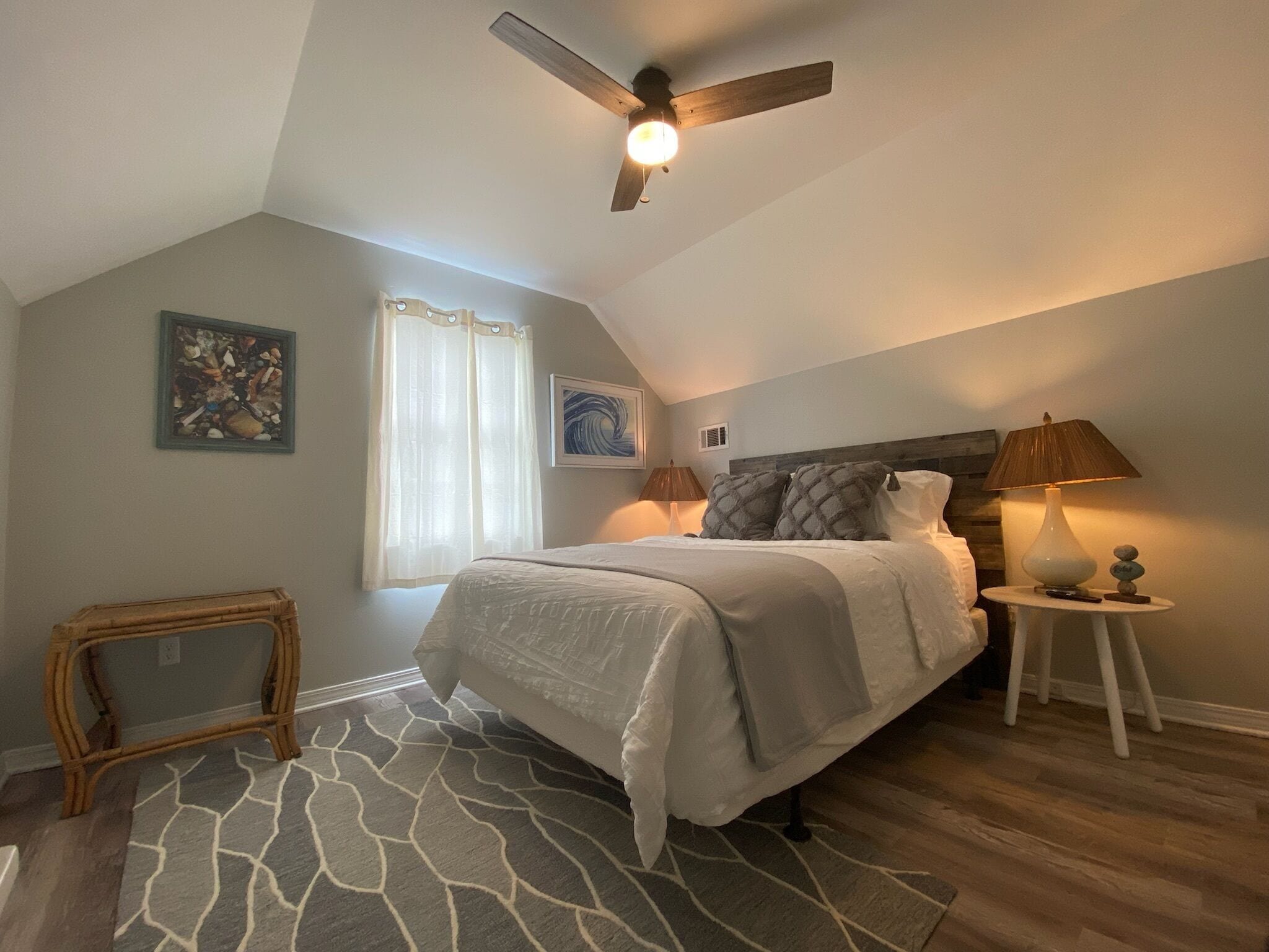 3 habitaciones, tabla de planchar con plancha, wifi y ropa de cama 