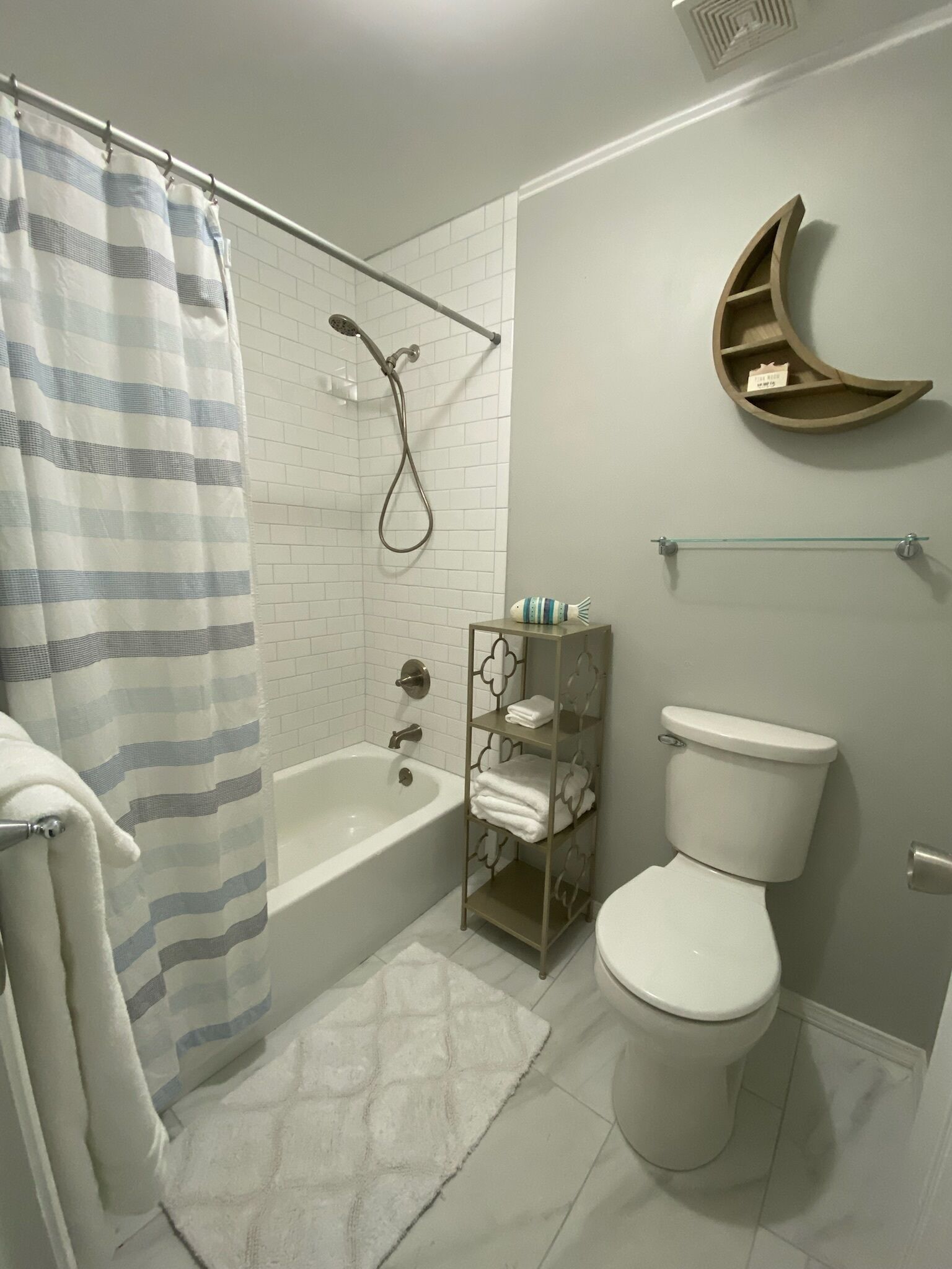Combined shower/bathtub, hair dryer, towels, soap