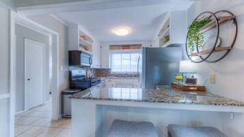 冰箱、微波炉、烤箱、炉灶