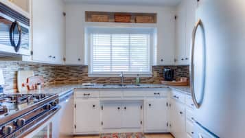 KylskÄp, mikrovÄgsugn, ugn och spishÀll