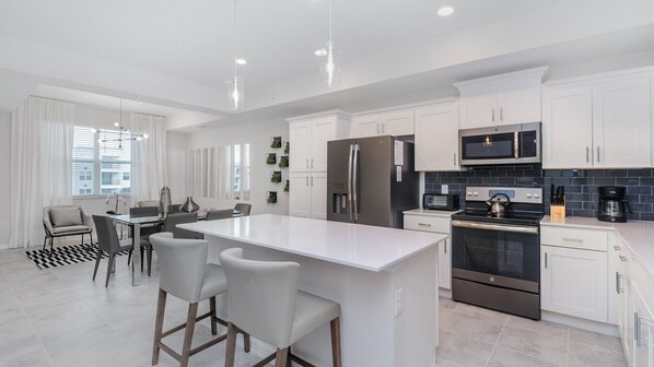 Frigorifero, microonde, forno, piano cottura