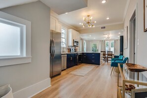 Full-size fridge, microwave, oven, stovetop